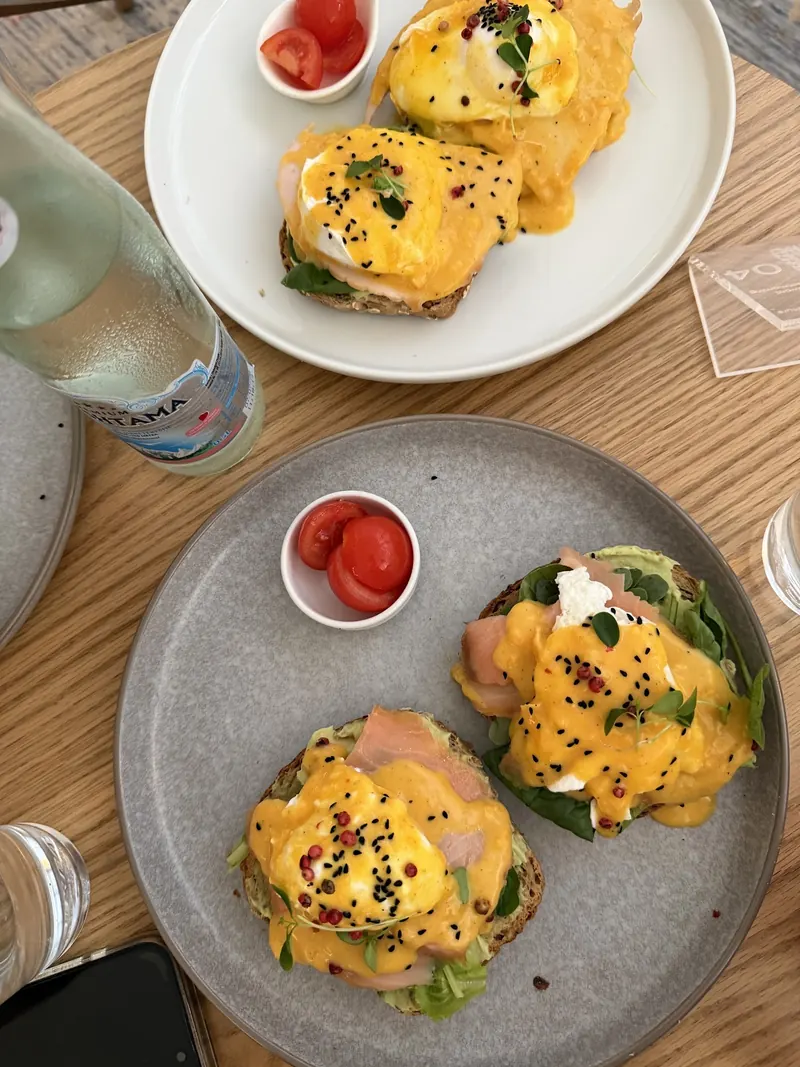 Eggs Benedict with salmon and hollandaise